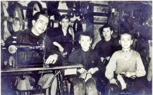 Yıl 1957; Mehmet Lütfullah Menteşe’nin Balıbey Çarşısı Arasta içindeki işyerini oğlu Halil Menteşe’ye devrettikten sonra çalışan kalfaları ve çırakları soldan sağa; İsmail Palabıyık (Emekli Dnz. Astsubay Muammer Palabıyık’ın amcası), Ali Kıryak, Recep Üner, Ömer Tanır (Terzi Neşeli Osman’ın ağabeyi) ve Mustafa Özsöz birlikteler