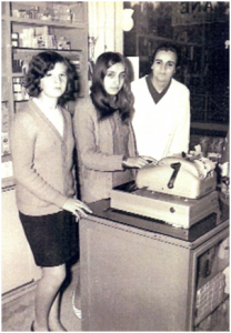 Yıl: 1969. Zeren Eczanesinden bir görüntü. Soldan itibaren:  Gülay Öz, Saime Seyri ve Ecz. Zeren Tüzün