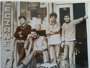Yıl: 1985. Hayat Eczanesi sahibi Ragıp Ersoy ile çalışanları. Sağ baştaki kalfası Alaattin Ertekin