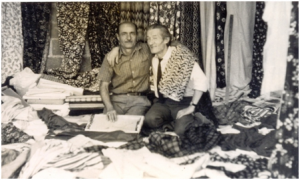 Yıl: 1962. İznik Panayırında iken, Manifaturacı (Kedi) Mehmet Kızılelli, arkadaşı olan Kavaf Şükrü Özyıldırım ile birlikte sergisinde. (Fotoğraf kaynağı: Mehmet Özyıldırım)