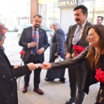Kadınlara Karanfil Hediye Ettiler